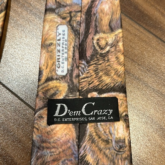 Polyester Grizzly Bear Neck Tie. - Picture 4 of 4